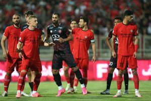 پرسپولیس – تراکتور ۳ ساعت جلو افتاد/ ۳۰ هزار تماشاگر آقا و هزار تماشاگر خانم در آزادی