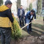 کاشت نهال توسط مدیرعامل بانک ملی ایران در روز درختکاری