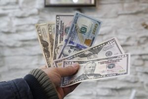 کاهش چشمگیر قیمت دلار در بازار امروز